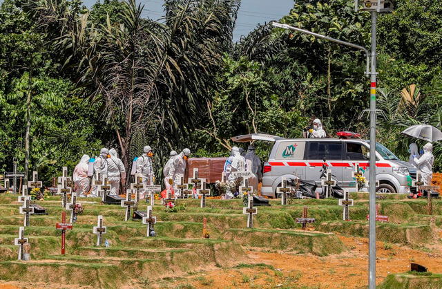 Funeral de víctima de COVID-19 en un cementerio en Medan, Sumatra del Norte, Indonesia. Foto: EFE