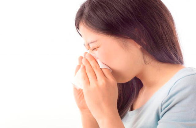 Los síntomas incluyen fiebre, escalofríos, dolores musculares, tos y congestión nasal.
