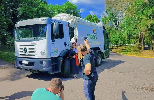 Recolectora de basura logró graduarse como abogada y agradeció a sus compañeros