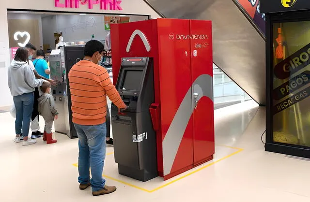 El cajero del banco Davivienda sufrió una insólita avería y regaló dinero. Foto: Centro comercial Casa Blanca   