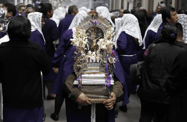 La procesión del Señor de los Milagros provocará el desvío de rutas del Metropolitano y corredores. Foto: Andina   