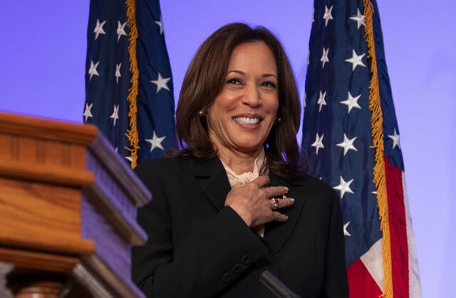  Kamala Harris propone un modelo económico centrado en la clase media y los trabajadores, con medidas para mejorar salarios, crear empleo, y apoyar el crecimiento sostenible. Foto: AFP   