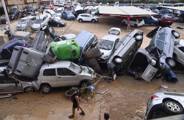 Los equipos de rescate siguen buscando desaparecidos en Paiporta, donde la escasez de agua potable y alimentos agrava la situación tras las intensas lluvias. Se declara luto oficial de tres días. Foto: AFP   