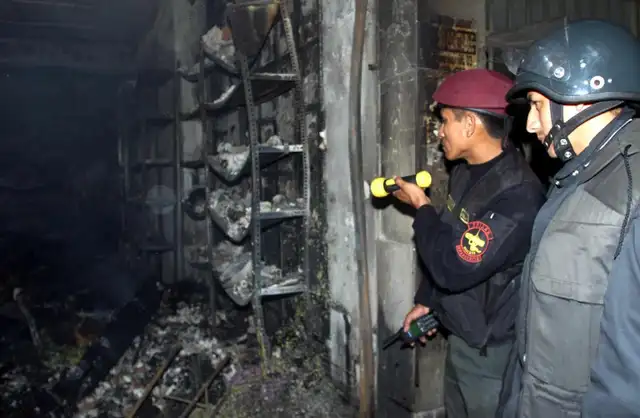 Interior de locales totalmente calcinados. Foto: Alejandra Brun/AFP Interior de locales totalmente calcinados. Foto: Alejandra Brun/AFP