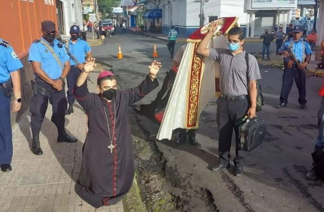 Monseñor Rolando Álvarez orando en la calle. Radioemisoras cerradas vienen siendo resguardadas por la policía. Foto: ACJD