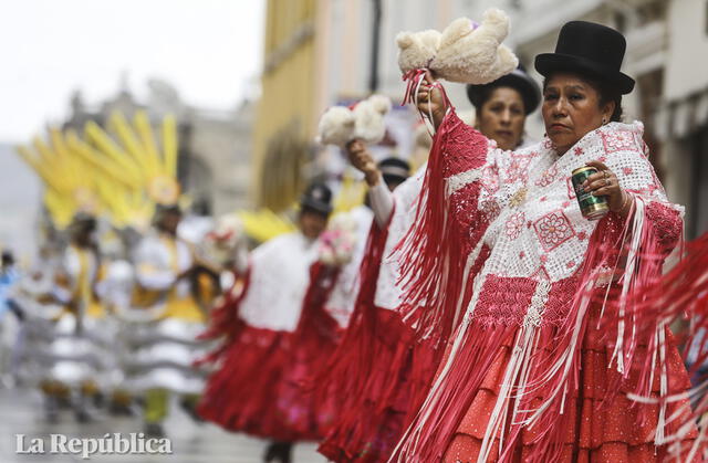 Bandas y danzantes folklóricos alegraron las calles del centro de Lima este domingo [FOTOS]
