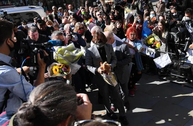 Johnny Depp y sus fans a la salida de la corte