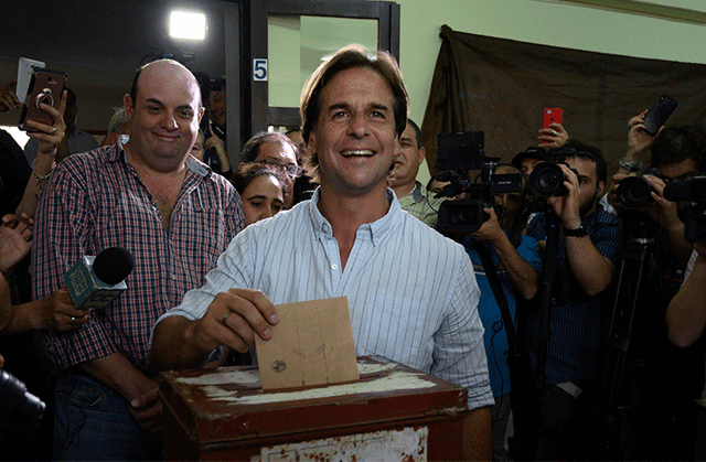 Candidato del Partido Nacionalista, Luis Lacalle emite su voto. Foto: AFP