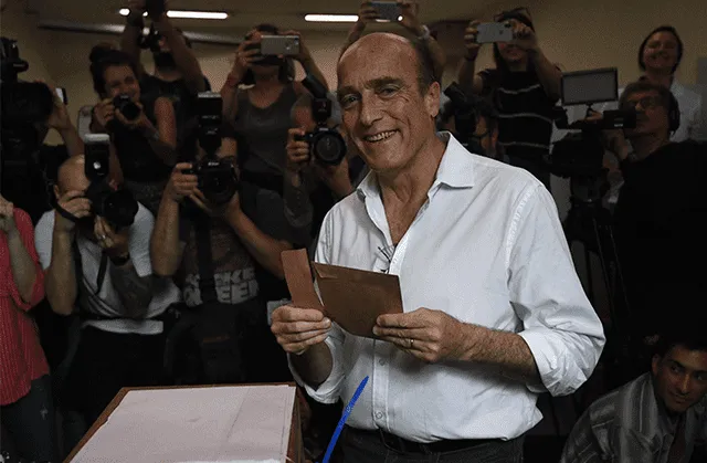Daniel Martínez, candidato del Frente Amplio de Uruguay vota frente a las cámaras. Foto: AFP