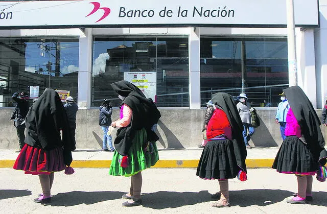 Mujeres de Amantaní hacen cola fuera del Banco de la Nación
