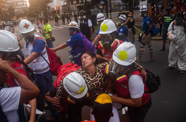 Varias personas resultaron gravemente afectadas por gases lacrimógenos en protestas de 2023. Foto: Gabriel García B.   