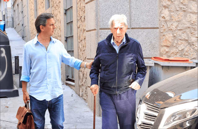 Mario Vargas Llosa generó preocupación por ser visto caminando con un bastón en España. Foto: El Mundo.   