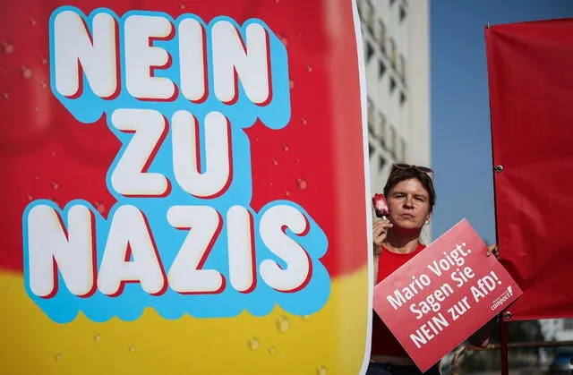 Activistas sostienen pancartas durante una protesta contra el partido de extrema derecha AfD (Alternativa para Alemania). Foto: AFP Activistas sostienen pancartas durante una protesta contra el partido de extrema derecha AfD (Alternativa para Alemania). Foto: AFP