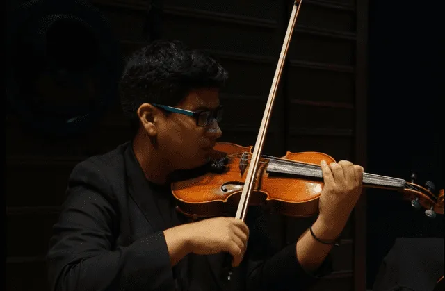  El violín siempre fue parte de su vida. Foto: Universidad Nacional de Música/Facebook   