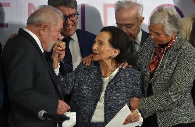 Fue militante del PRI hasta 1988, cuando cofundó el PRD. En 2014, se unió a Morena para apoyar a Andrés Manuel López Obrador en su búsqueda de la presidencia de México. Foto: AFP   