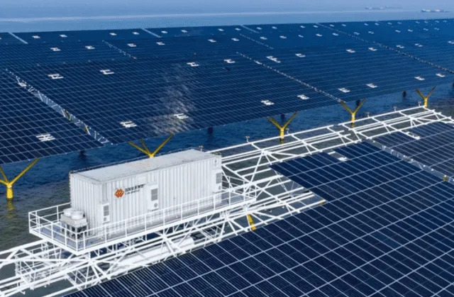 La instalación combina energía solar con piscicultura, optimizando el uso del espacio marino y contribuyendo a la reducción de 1,34 millones de toneladas de CO₂ anuales. Foto: Foto: CHN Energy   