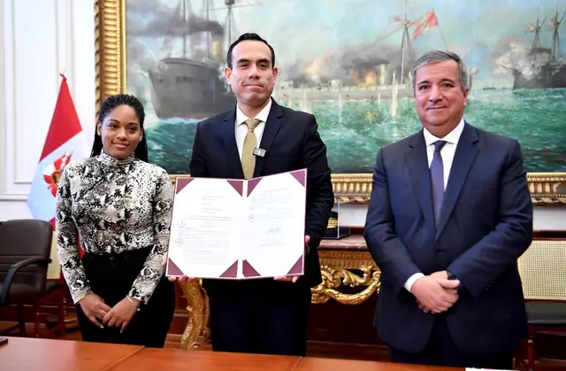  El ministro de Economía y Finanzas, Raúl Pérez Reyes, participó en la ceremonia de suscripción de la autógrafa de la ley. Foto: MEF   