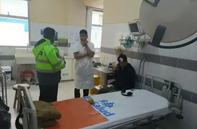 Los oficiales que sobrevivieron fueron trasladados para ser atendidos.   