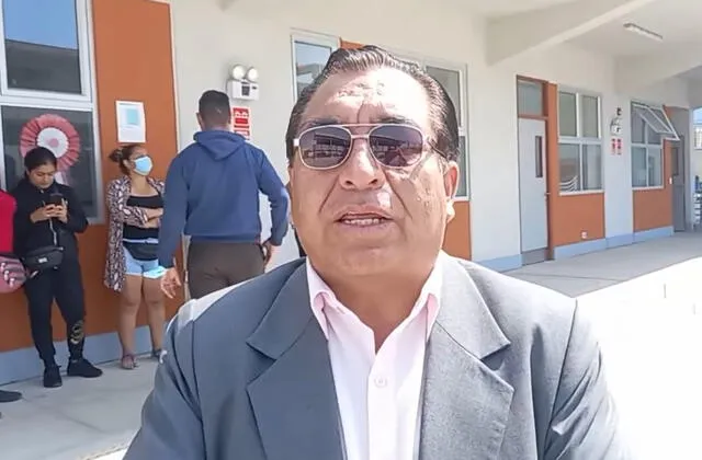 Padre denuncia que profesora obligó a su hija a barrer y trapear el salón