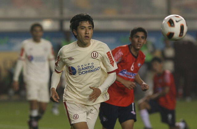 Ángel Romero dispuntando un balón en aquella Libertadores sub-20. Foto: Líbero