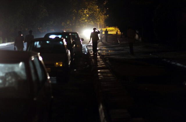 Una calle sin iluminación el 31 de julio de 2012, en Nueva Delhi. Foto: EFE