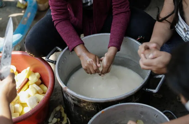 Mujeres cocinan en espacios abiertos, en leña y sin un presupuesto mensual por parte del Estado. Foto: Antonio Melgarejo Yaranga