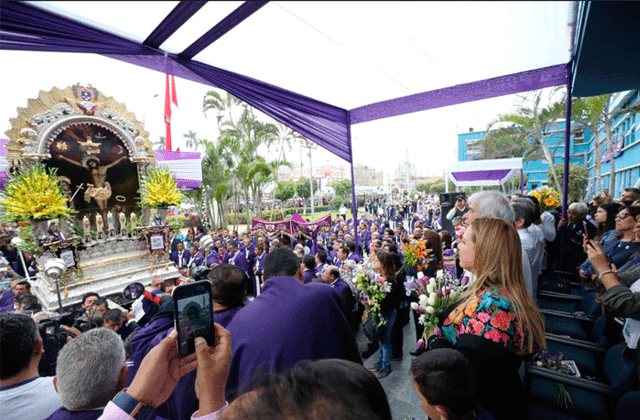 Señor de los Milagros recibe homenajes en el Hospital Guillermo Almenara. Twitter: @FioreMolinelli Seguir Seguir a @FioreMolinelli