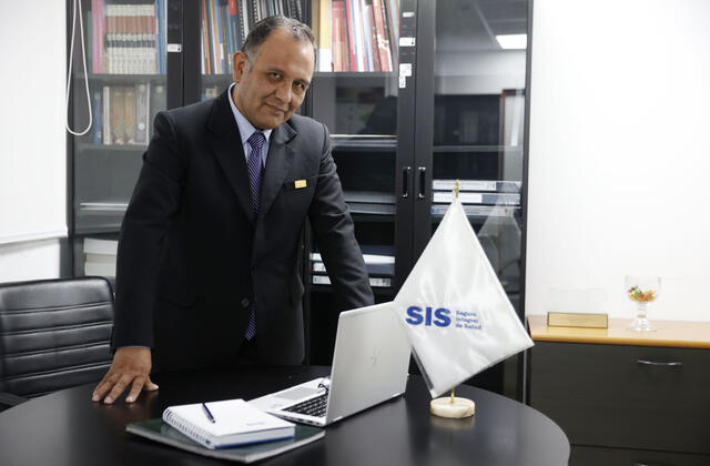  El Dr. Mestas Valero es jefe del Seguro Integral de Salud (SIS). Foto: Andina   