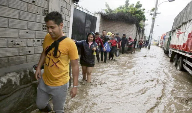 Chaclacayo. Las intensas precipitaciones anegaron calles y la Carretera Central, lo que afectó el tránsito vehicular y peatonal. Foto: John Reyes/La República   