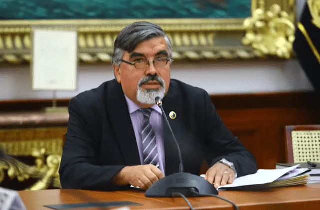 Alex Paredes buscó que se sometiera a reconsideración la votación que rechazó permiso de viaje de Dina Boluarte. Foto: Congreso   