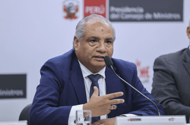  Ministro de Transportes y Comunicaciones, César Sandoval Pozo.    
