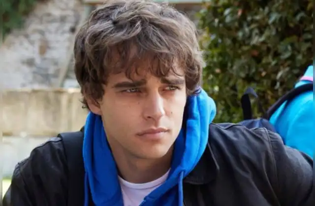  Pepe Barroso como James    