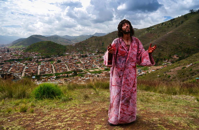 Cristo characato crucificado  en el Cusco