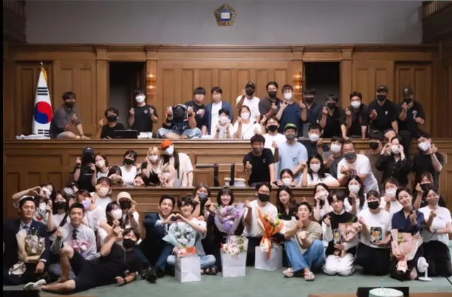 "Extraordinary Attorney Woo": foto grupal del reparto al finalizar la grabación. Foto: ENA