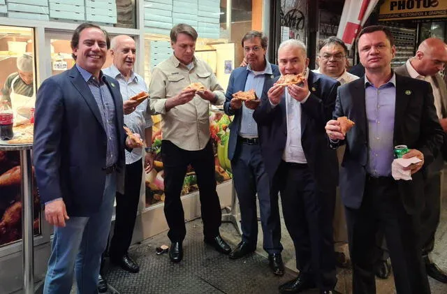 Jair Bolsonaro comió pizza en una calle de Nueva York por no estar vacunado contra la COVID-19