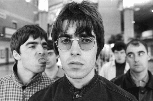 Liam Gallagher pide a  Noel Gallagher reunir a Oasis para un concierto una vez finalizada la pandemia.