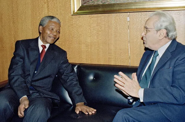 Pérez de Cuéllar con Nelson Mandela. Foto: ONU.
