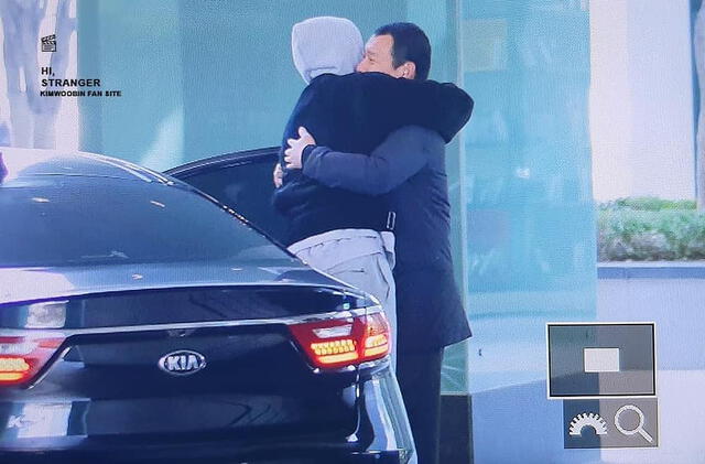 Tanto el guardaespaldas como Kim Woo Bin estaban profundamente conmovidos y emocionados de encontrarse nuevamente.