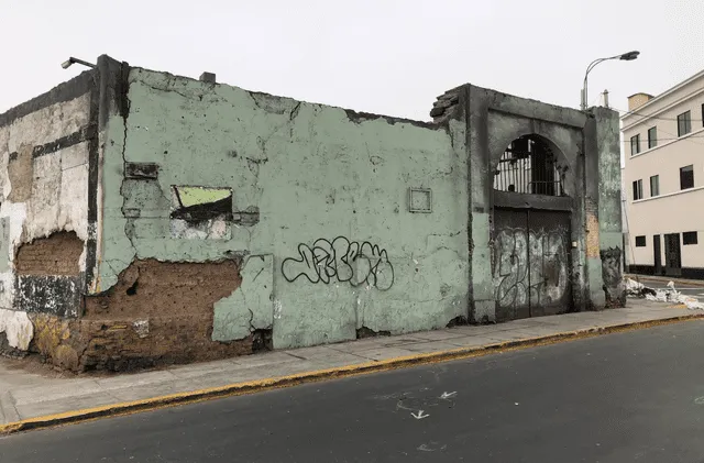 El local de la Catedral está rodeado de basura