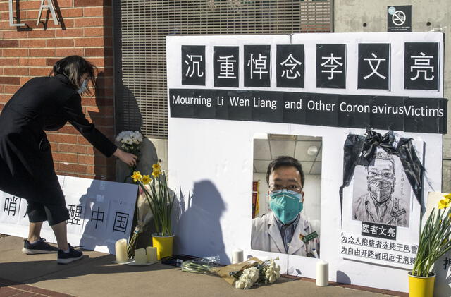 Estudiantes chinos rinden homenaje al Dr. Li Wenliang, quien fue el primero en revelar la gravedad del Coronavirus, Covid-19, que se originó en Wuhan, China, el que también ha causado la muerte de varios médicos en esa ciudad.