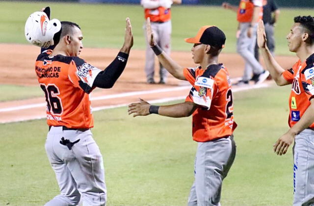 Colón vs. Los Santos se medirán en la gran final del Béisbol Mayor 2023.