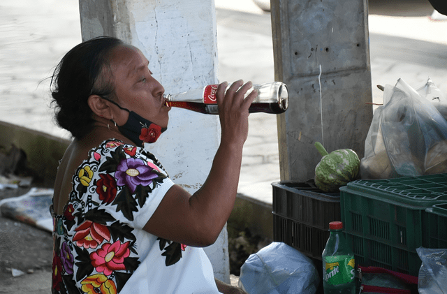 Otra cifra preocupante es que, en las comunidades rurales de México, 7 de cada 10 niños toman refresco como parte de su desayuno. Foto: Freepick   