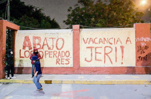 Los estudiantes dijeron que se resistirán si la policía intenta desalojarlos. Expresaron su rechazo con pintas.   