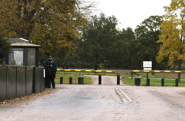  Los ladrones que huían utilizaron un camión robado para atravesar una puerta de seguridad del Castillo de Windsor. Crédito: Doug Seeburg/The Sun   