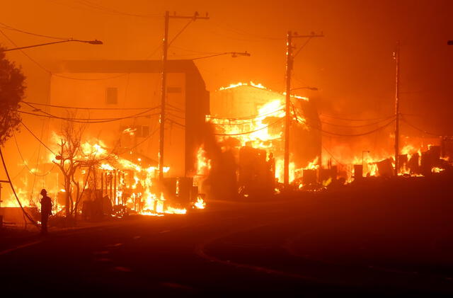  Miles de viviendas fueron afectadas por incendios en Malibú, California, el último miércoles. Foto: Los Ángeles Times    