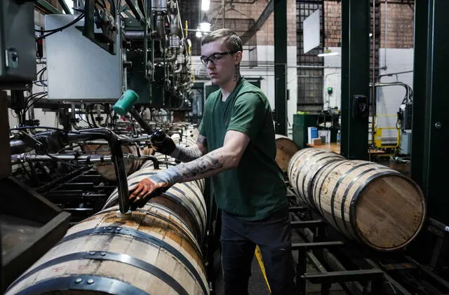 La destilería para bourbon de exportación a Canadá genera miles de empleos en Kentucky. Foto: Courier Journal La destilería para bourbon de exportación a Canadá genera miles de empleos en Kentucky. Foto: Courier Journal