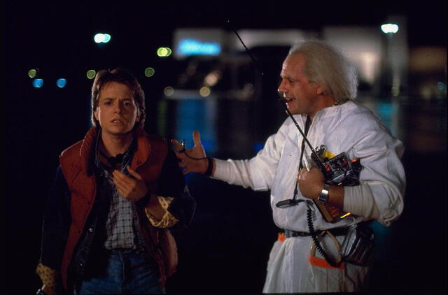Michael J Fox (Marty) y Christopher Lloyd como el Doc Emmett Brown.