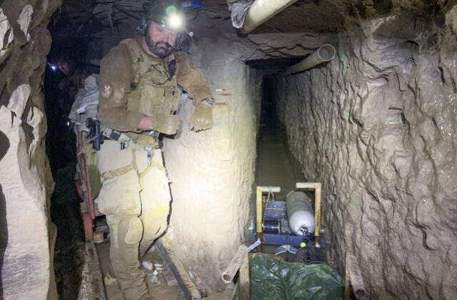 Agente estadounidense inspeccionando el túnel donde se transportada droga de Tijuana a San Diego. (Foto: US CUSTOMS AND BORDER PROTECTION/EFE)