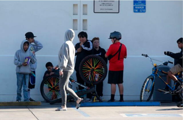 Katy Perry conversa con varios jóvenes a la salida de la tienda. Foto: Instagram