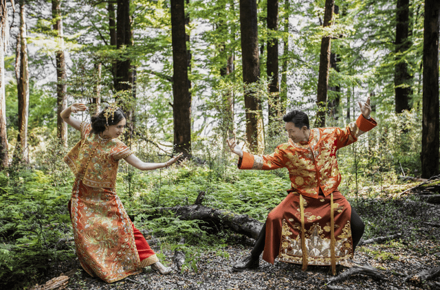 Hangeng y Celina Jade vistiendo trajes tradicionales de China.